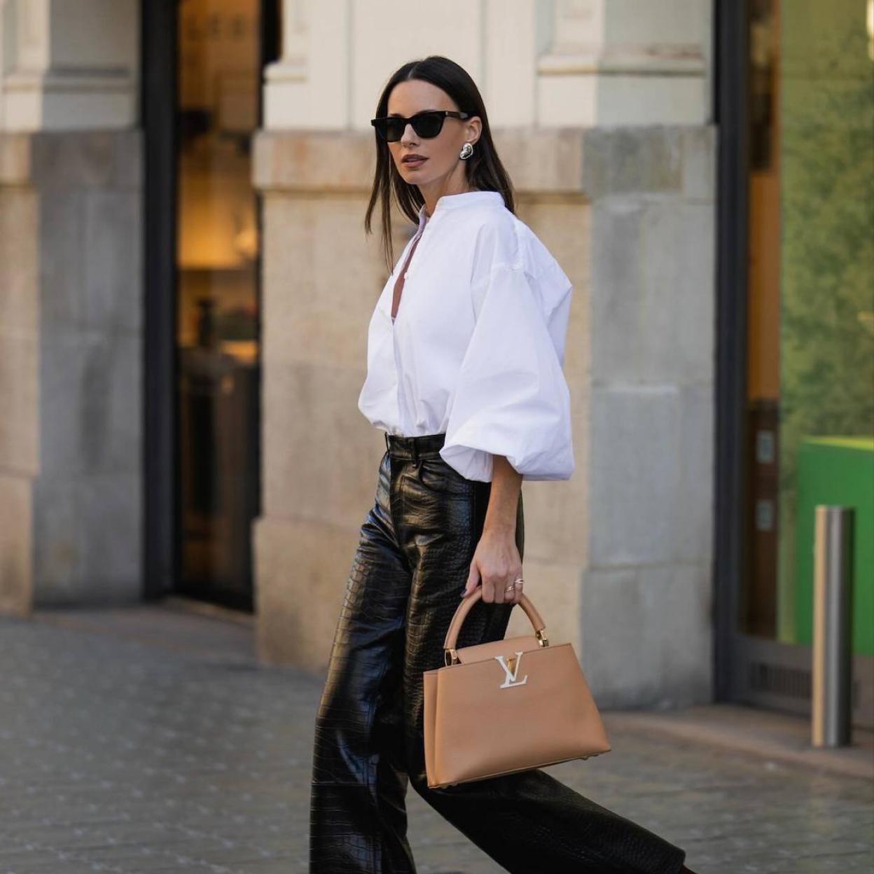 zara blusas elegantes wood furniture camisa azul zara mujer Las camisas blancas más bonitas para comprar en las rebajas de