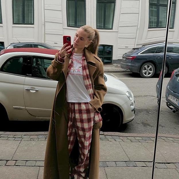 El conjunto de pijama más navideño salta al street style gracias a las danesas