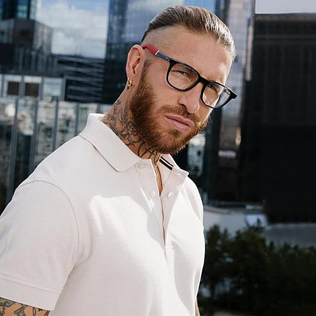 Aunque hasta la fecha ha sido Pilar Rubio la más interesada en proyectarse como imagen de firmas de moda, incluso con colecciones propias, es Sergio Ramos quien últimamente cierra los contratos más jugosos. Por ejemplo, como imagen de Tommy Hilfiger. 