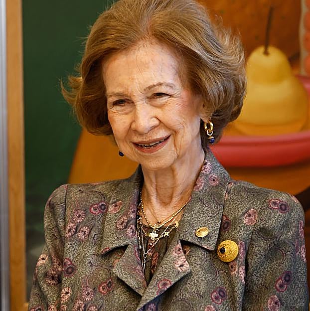 Mango, Sfera y Zara tienen baratísimo el plumífero negro de la reina Sofía