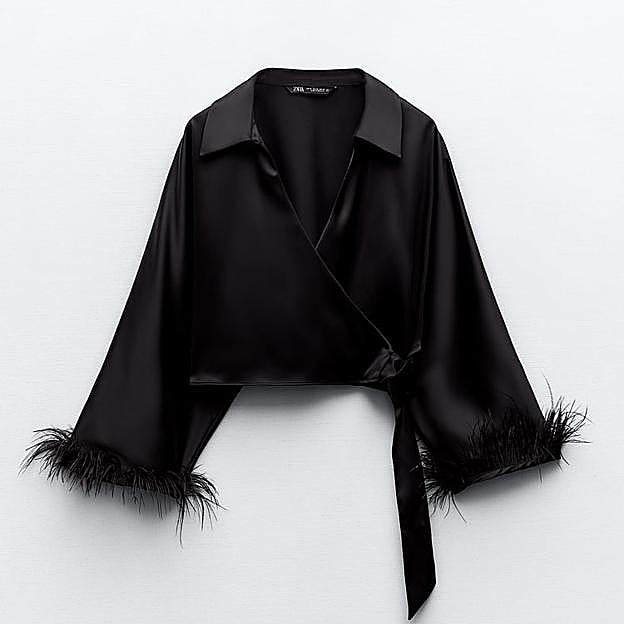 Imagen principal - Camisa con mangas de plumas de Zara/ Pantalón de terciopelo de Massimo Dutti/ Abrigo batín negro de Massimo Dutti