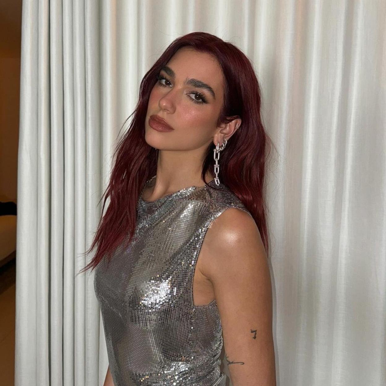 Dua Lipa también se ha unido a la tendencia del Cherry Hair