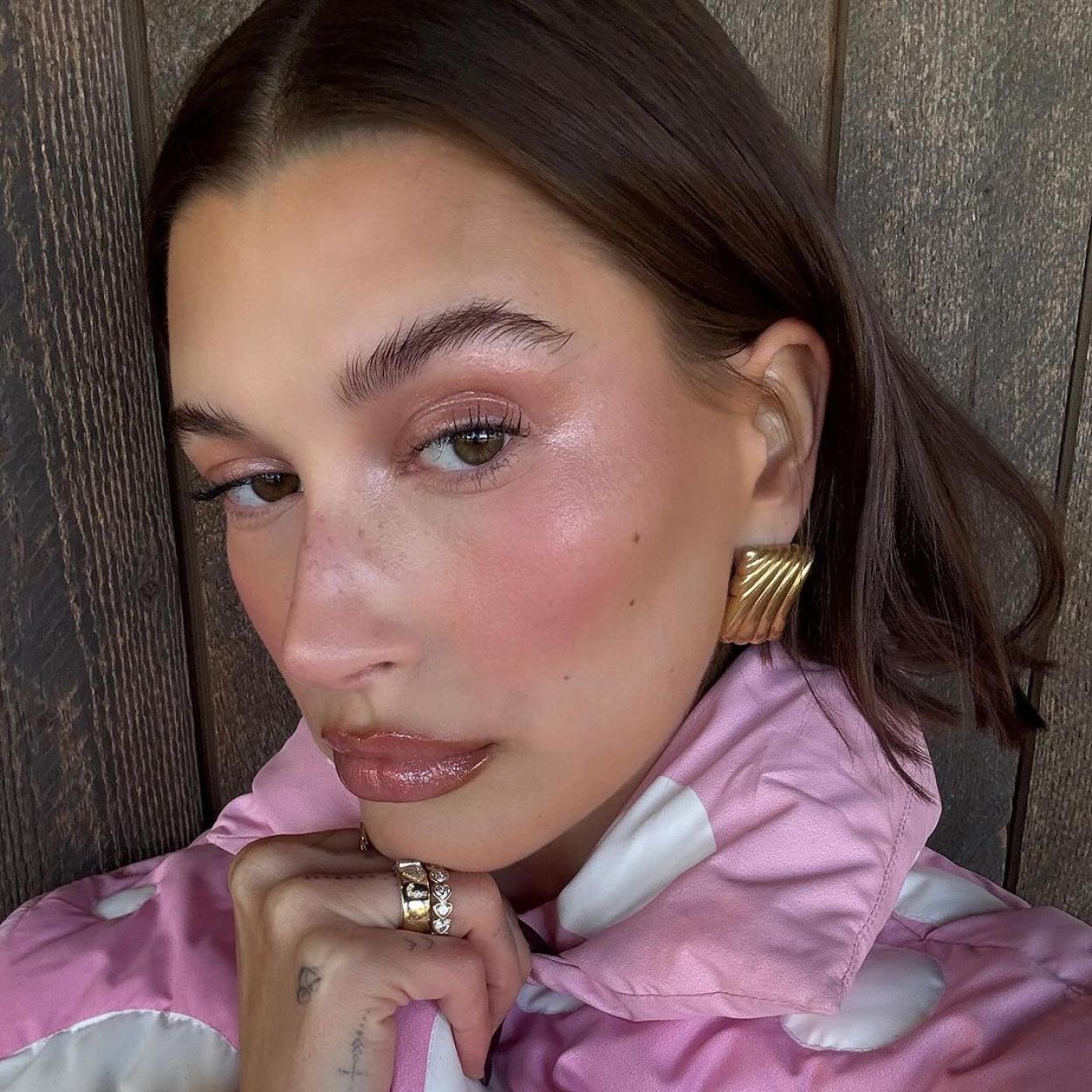 Hailey Bieber también se une a la tendencia del Cold Makeup