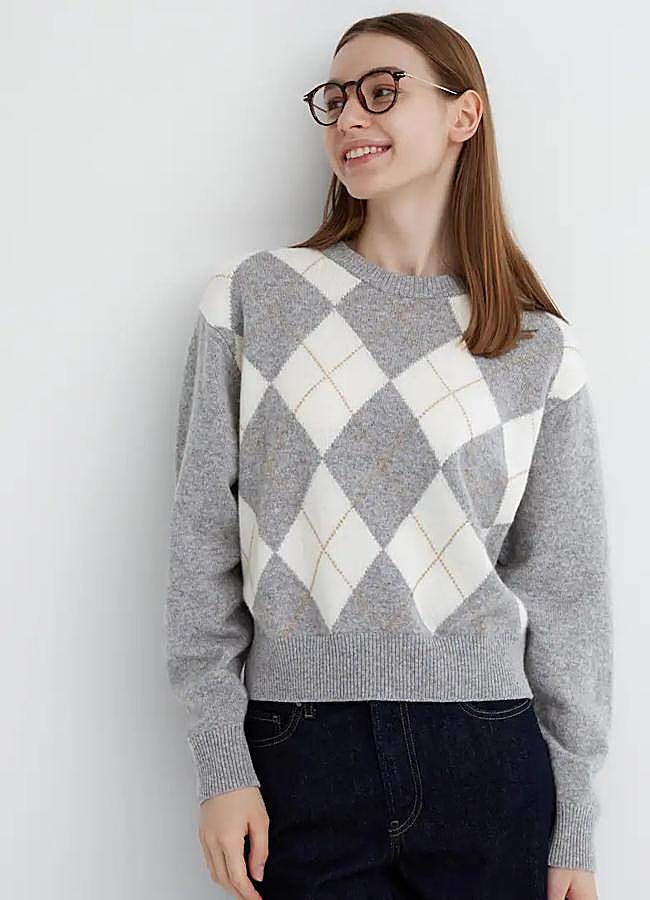 Imagen - Jersey con estampado de rombos en gris de Uniqlo. Foto: Uniqlo.