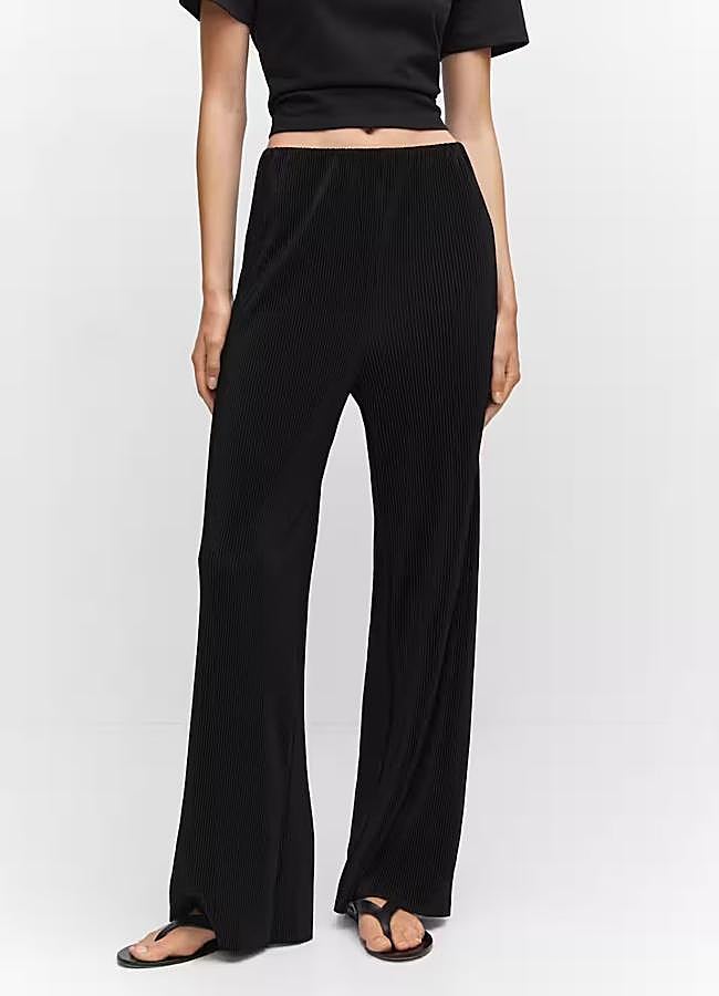 Imagen - Pantalón negro de vestir de Mango, 15,99 euros.