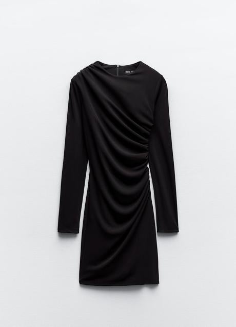 Imagen - Vestido negro drapeado de Zara (25,99 euros)