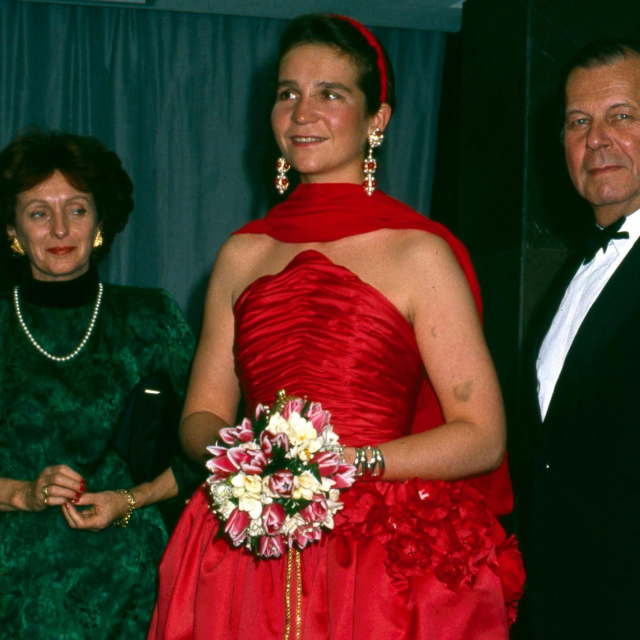 La infanta Elena, fotografiada a su llegada a una fiesta en 1991. 