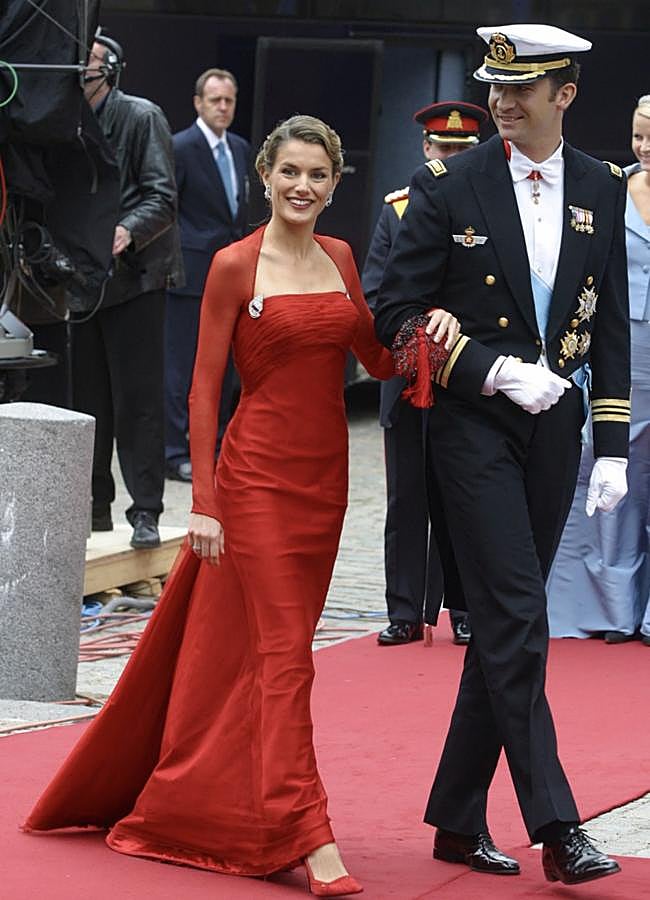 Imagen - El vestido rojo de Lorenzo Caprile figura hasta la fecha como el más icónico de la reina Letizia: lo llevó en la boda de Federico y Mary de Dinamarca, en 2004. (FOTO GTRES)