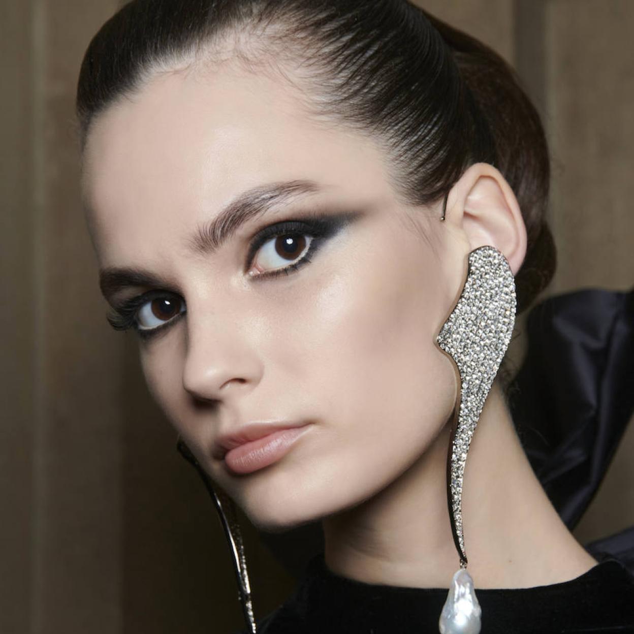 Modelo con sombra de ojos negra