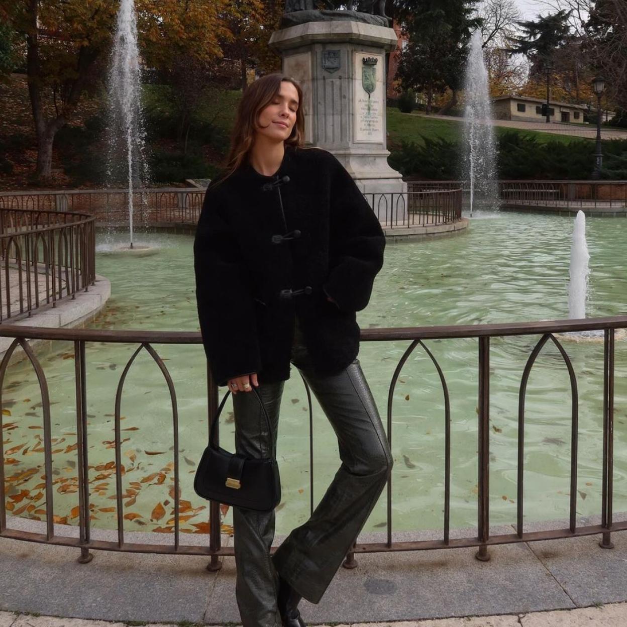 María Pombo con pantalones de cuero.