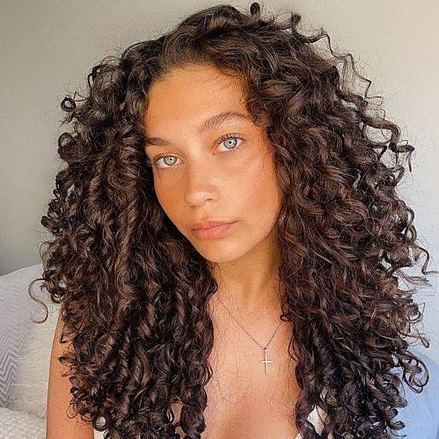 Corte de pelo rizado a capas