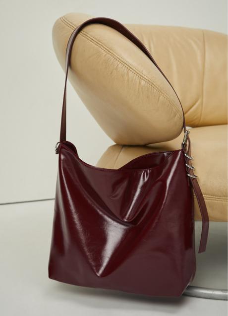 Imagen - Bolso burdeos de Stradivarius (22,99 euros)