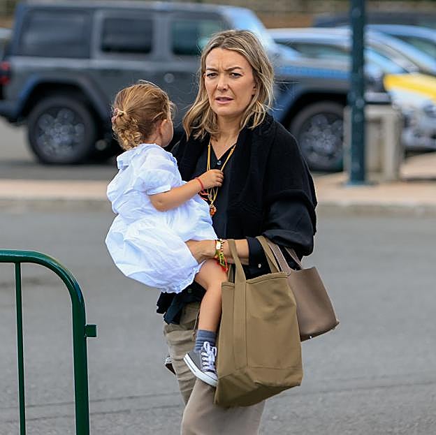 Marta Ortega con uno de sus hijos.
