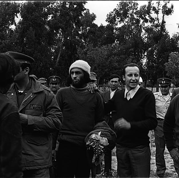 Roberto Canessa tras ser rescatado, junto a periodistas chilenos en Los Maitenes.