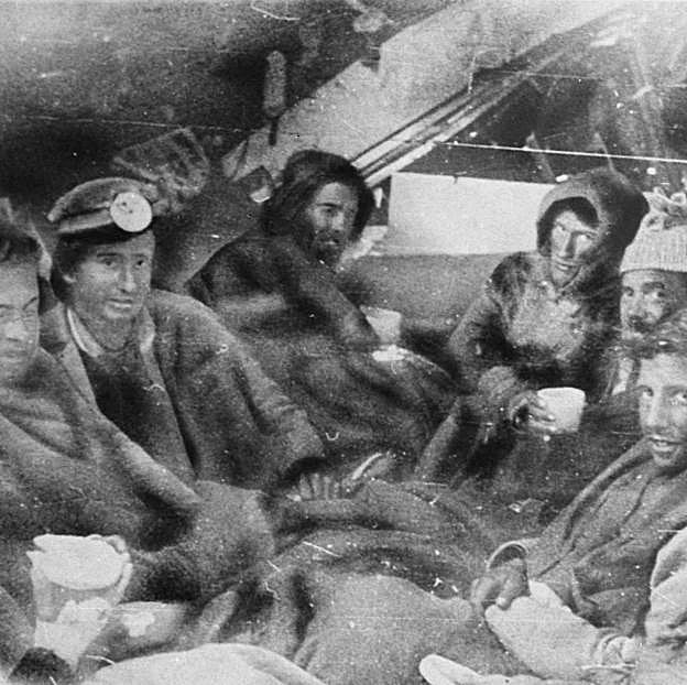 Los hombres que tuvieron que esperar una noche más en el fuselaje del avión tras el primer rescate.