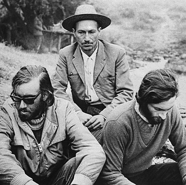 Nando Parrado, el arriero Sergio Catalán y Roberto Canessa poco después del rescate de los dos jóvenes uruguayos.