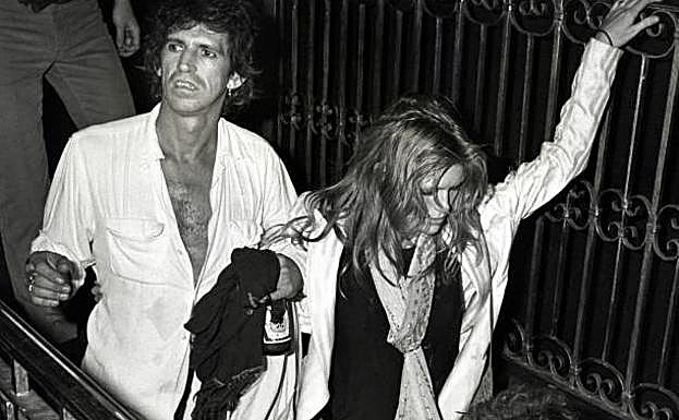 Keith Richards y Patty Hansen en una noche de juerga.
