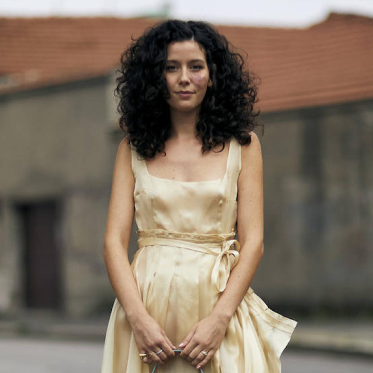 Influencer con pelo rizado