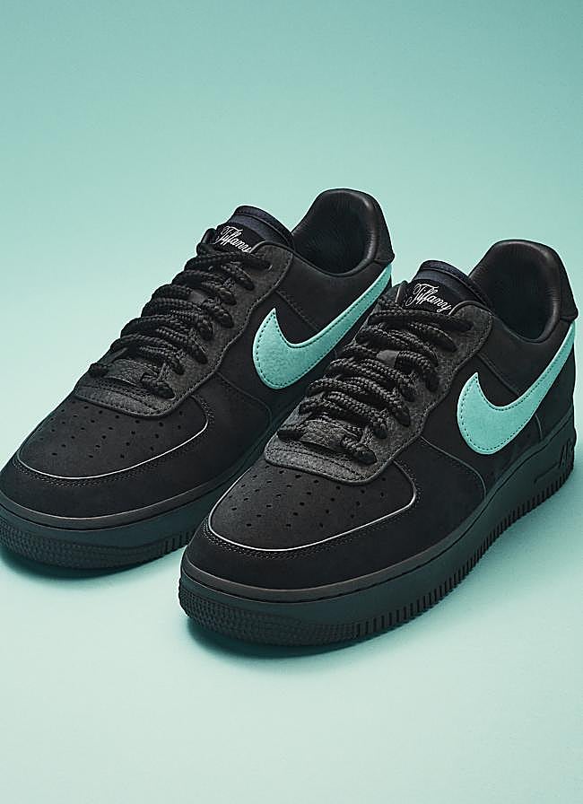 Imagen - Zapatillas Nike en colaboración con Tiffany & Co., con el azul característico de la firma de joyas.