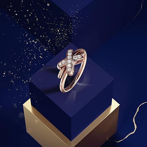 Imagen principal - Anillo de Chaumet, sandalias de Aquazzura para Swarovski y pulsera de Recarlo.
