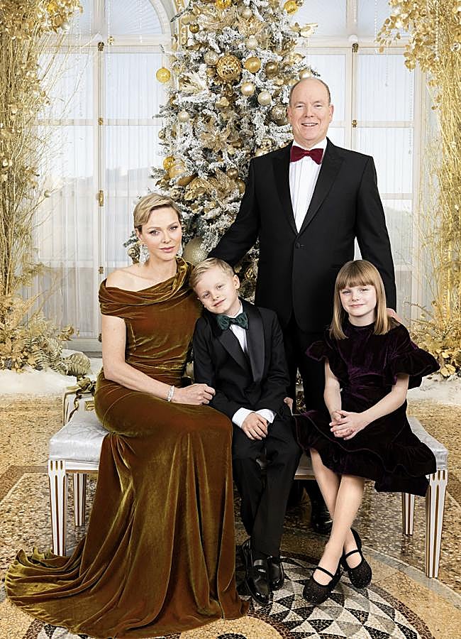 Imagen - La clásica y tradicional felicitación de Navidad de los príncipes de Mónaco y sus hijos, con árbol incluido. (FOTO: D.R.)