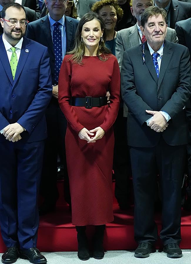 Imagen - La reina Letizia con un vestido rojo. / LIMITED PICTURES