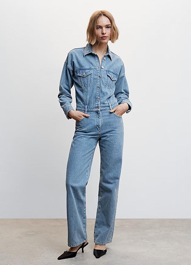 Imagen - Mono vaquero en azul vintage de Mango Outlet. Foto: Mango Outlet.