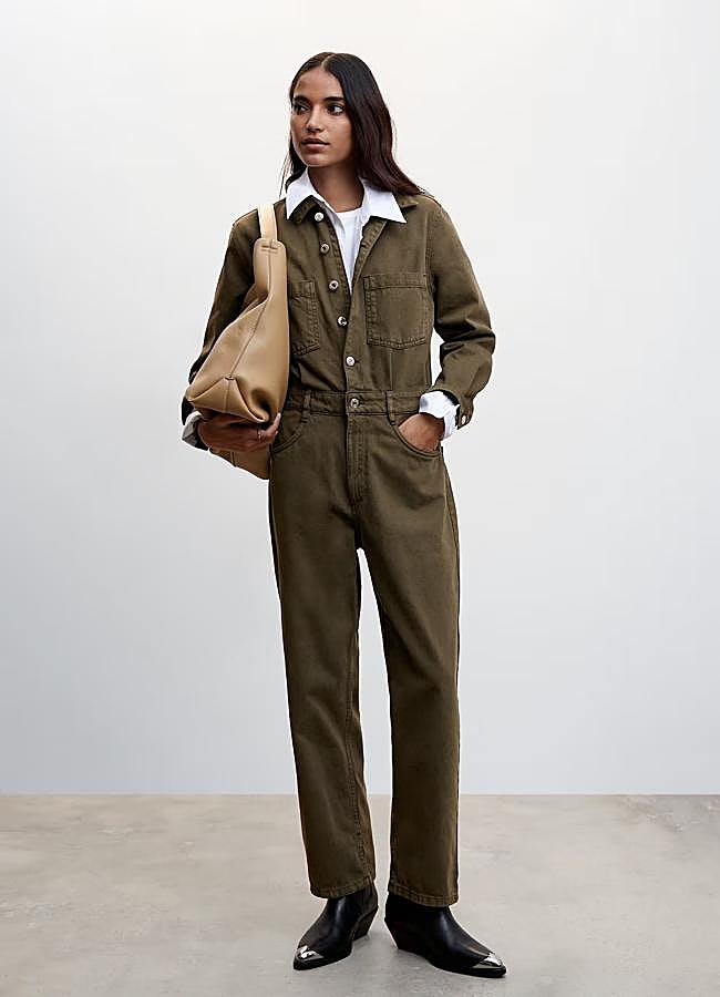 Imagen - Mono vaquero en color verde y tejido denim de Mango Outlet. Foto: Mango Outlet.