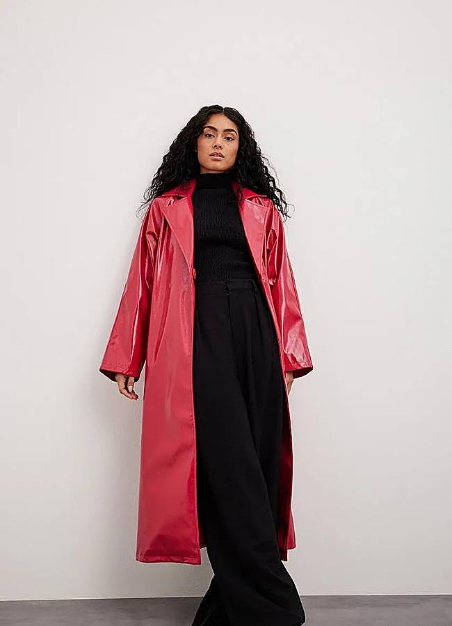 Imagen - Trench rojo en tejido de polipiel brillante