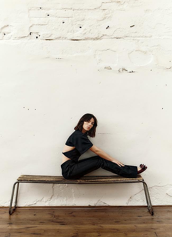 Imagen - Pantalón sastre de Guess, top de Hermés y bailarinas de Loewe. Foto: Elena Olay / Estilismo: Sandra Muñoz Mañas