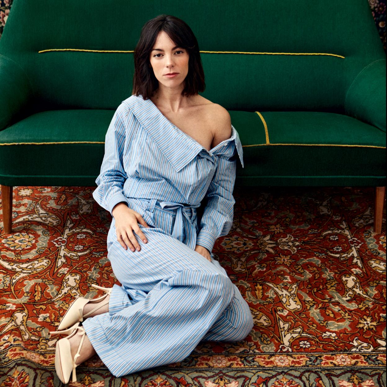 Vicky Luengo viste mono de Alberta Ferretti y zapatos de Manolo Blahnik.