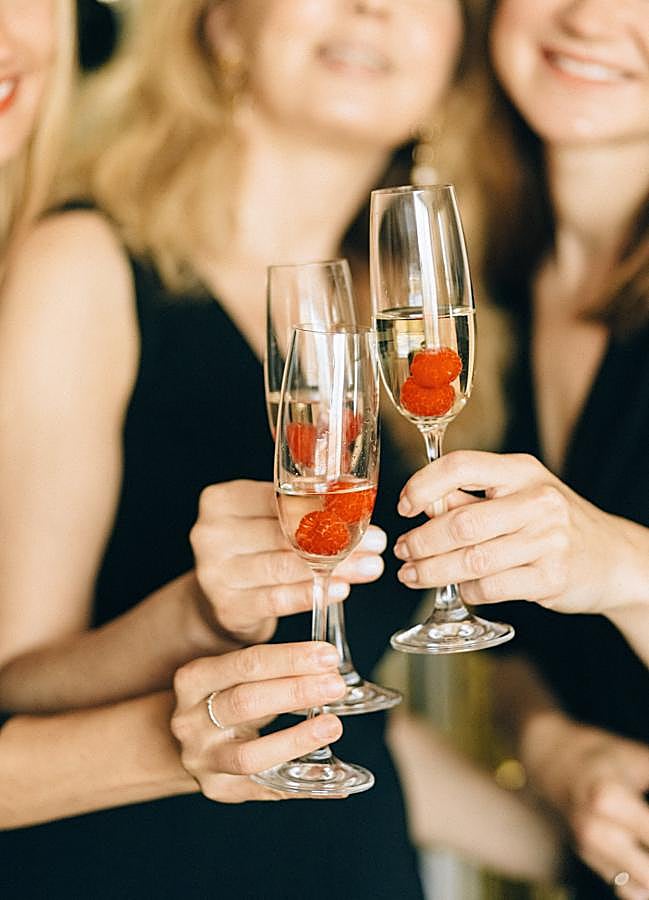 Imagen - Dos mujeres brindando con copas de champán. / Foto de Nataliya Vaitkevich en Pexels.