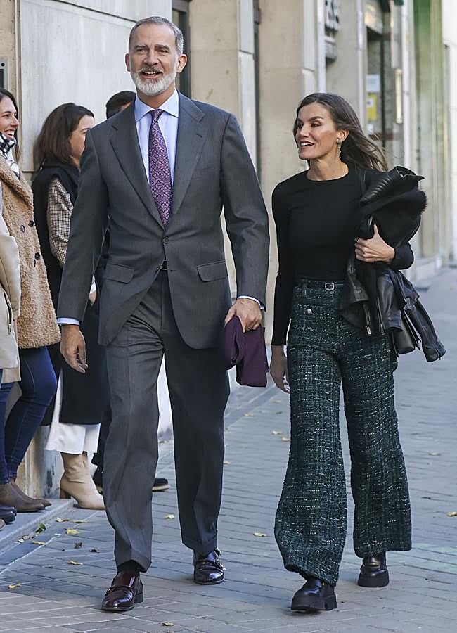 Imagen - La reina Letizia con pantalones tweed de Maje.