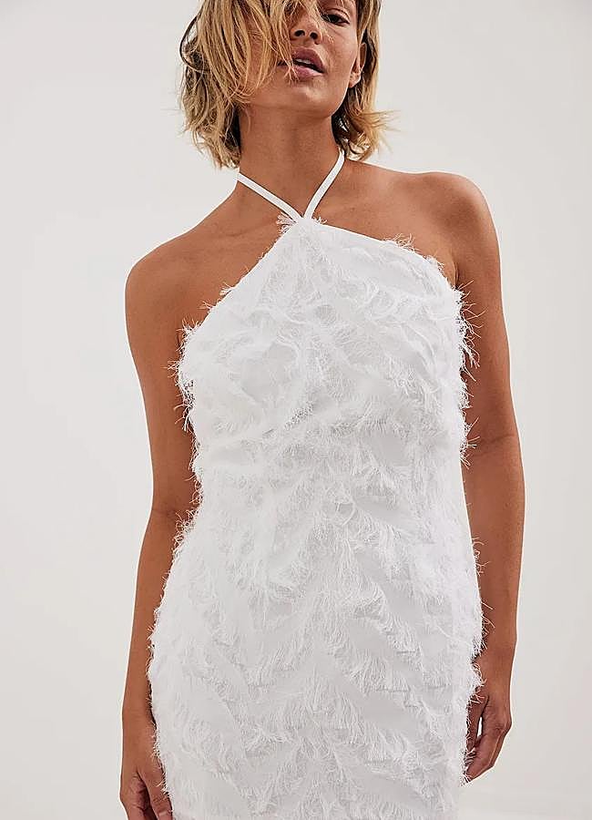 Imagen - Vestido corto de escote halter con plumas de NA-KD, 27,47 euros.