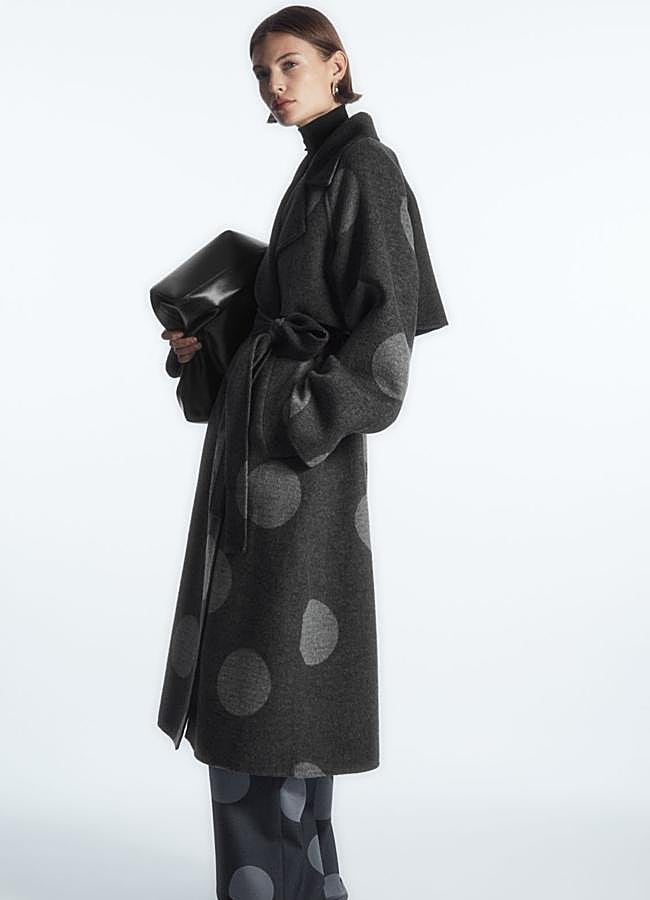 Imagen - Abrigo de lunares oversize de COS, 290 euros.