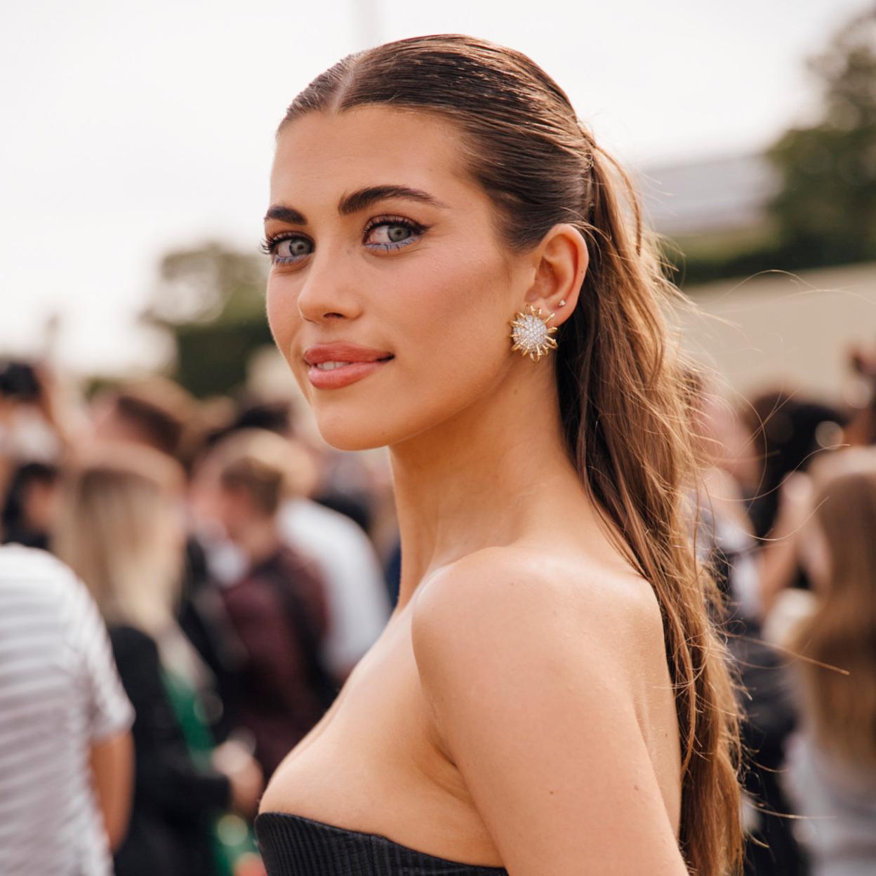 Cómo lucir la tendencia Corsagecore inspirada en el joyero de las abuelas.