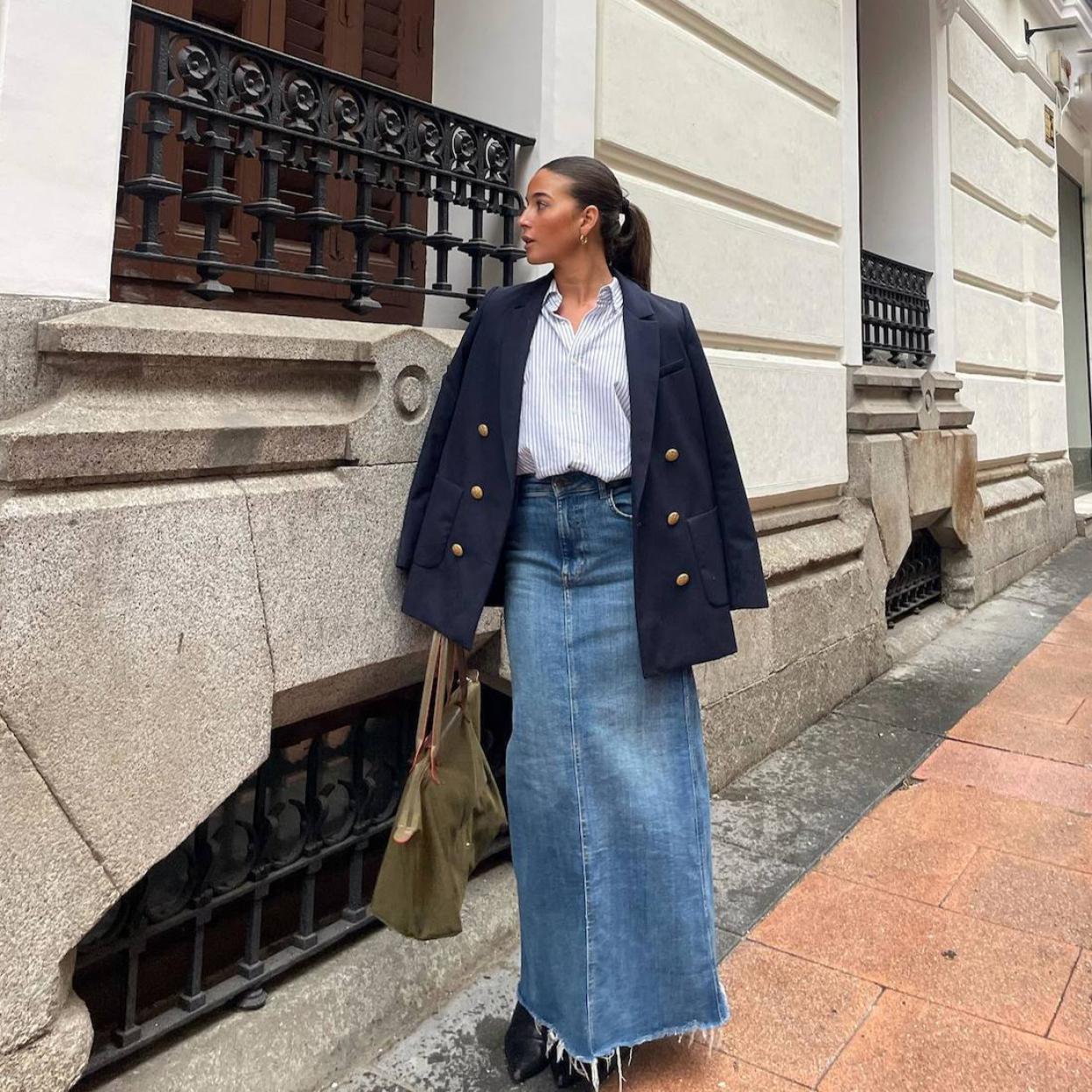 La influencer lleva un look con falda larga vaquera para la oficina