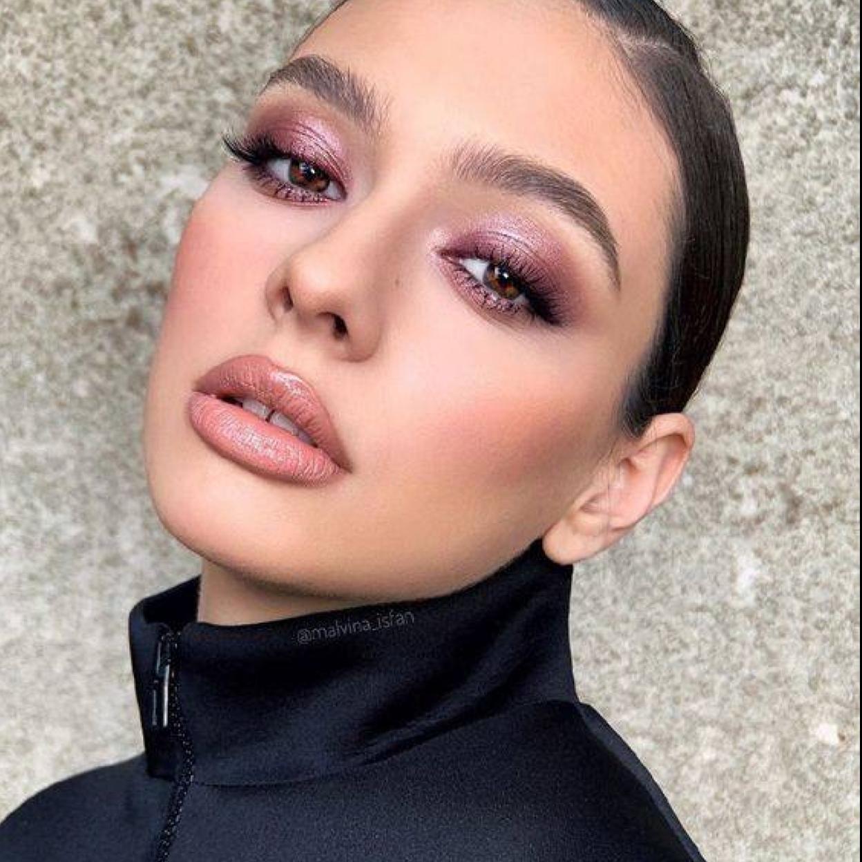 Modelo con maquillaje de ojos ahumados rosa