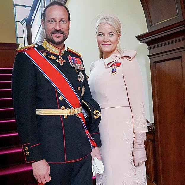 Haakon y Mette-Marit de Noruega, de gala con motivo de la coronación de Carlos III, el pasado mes de mayo. 