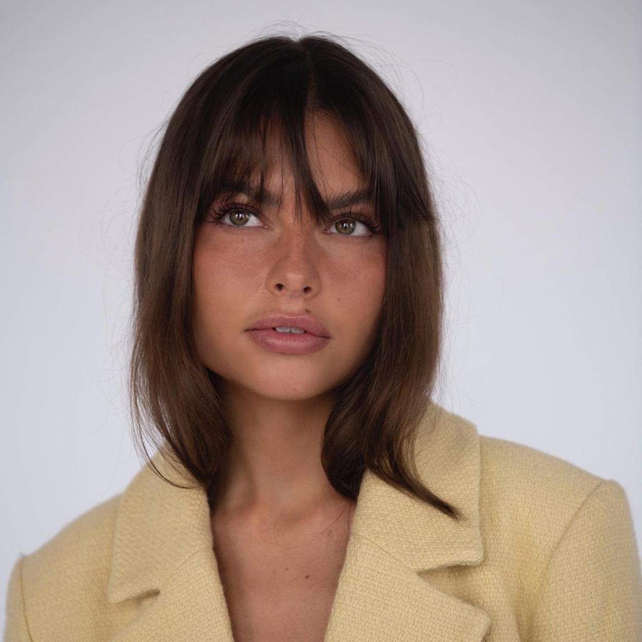 La máscara de pestañas burdeos es la nueva tendencia de belleza