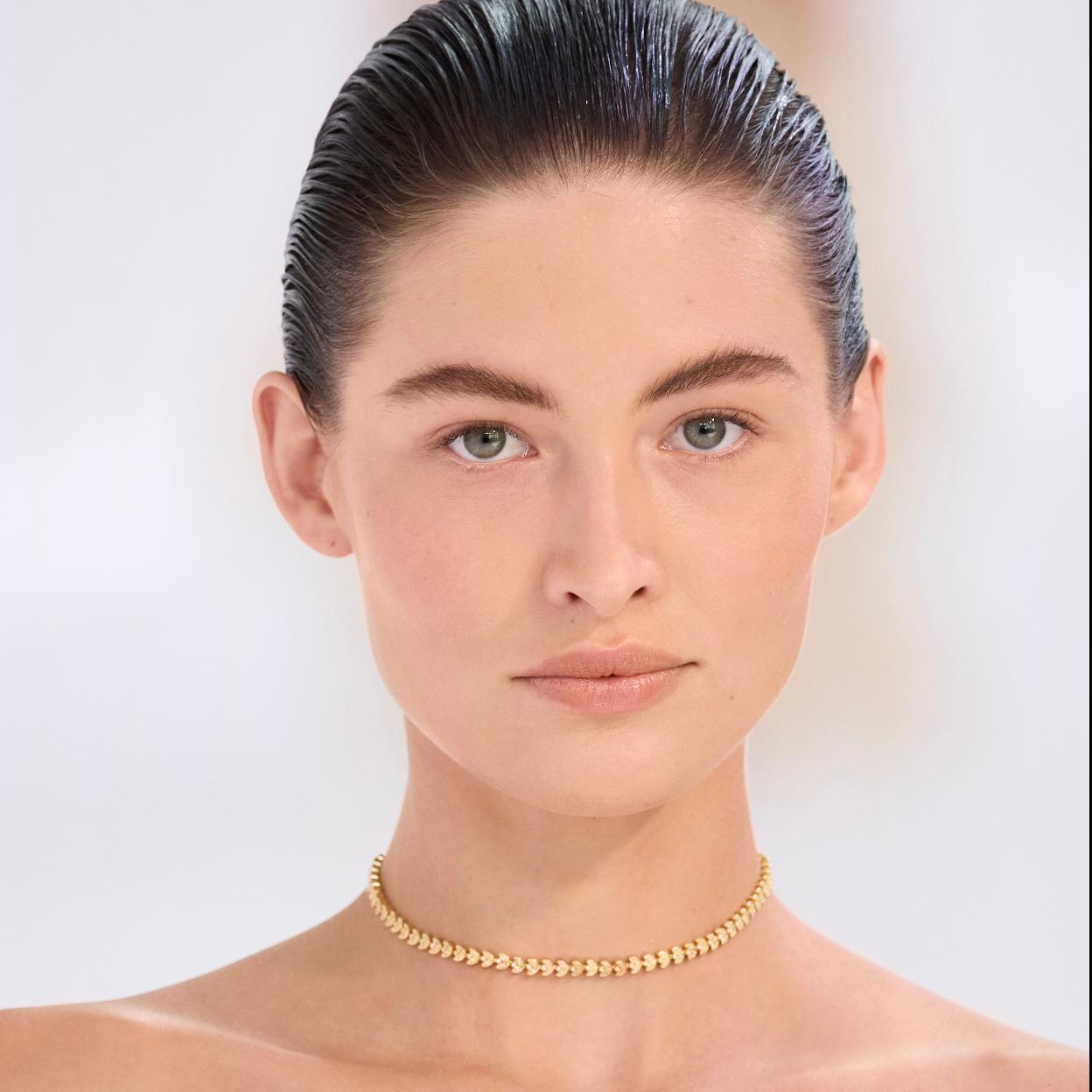 Modelo con cejas densas y definidas por el uso de lápices de cejas