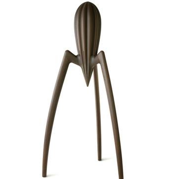 Imagen secundaria 1 - Arriba, silla Louis Ghost 10º aniversario para Kartell. Abajo, exprimidor Juicy Salif para Alessi y lámpara Guns Lounge para Flos.