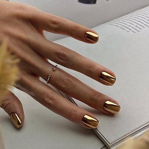 Uñas en tonos dorados metálicos