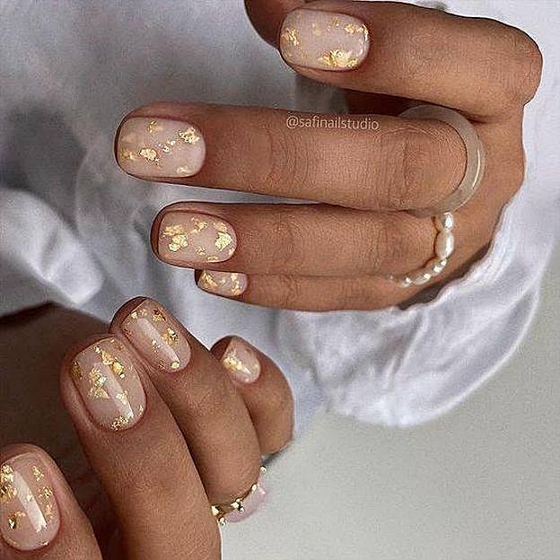 Uñas con detalles dorados