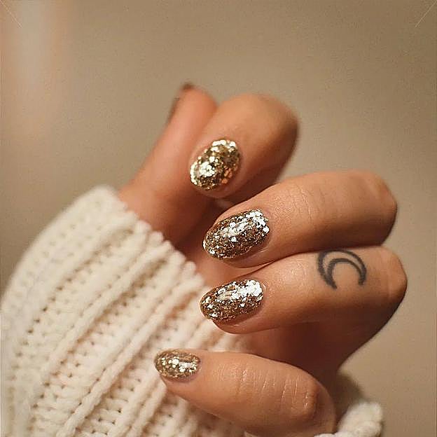 Uñas doradas con glitter