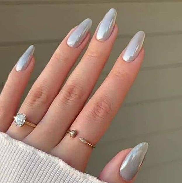 Uñas plateadas estilo glazed donut nails