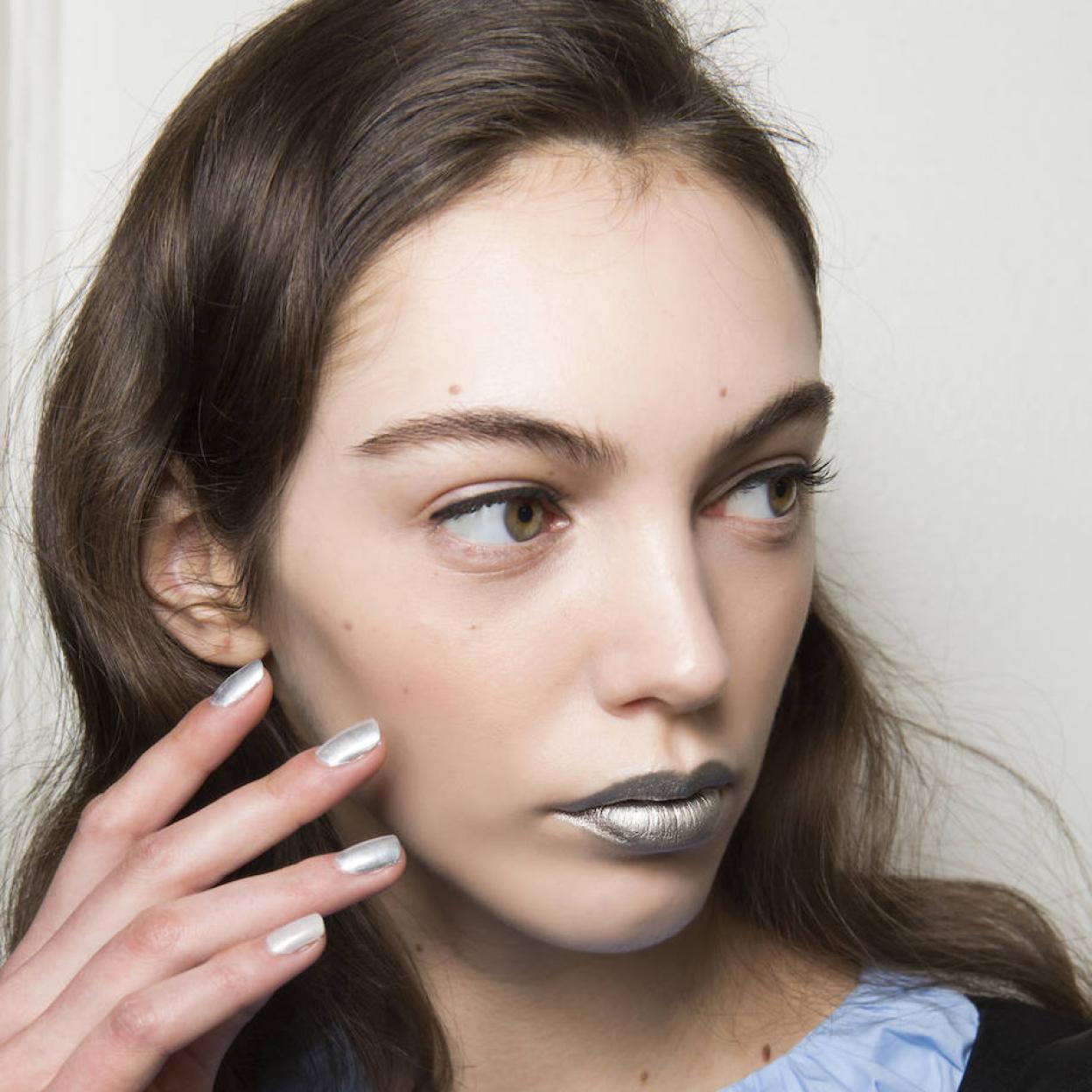 Modelo con uñas plateadas