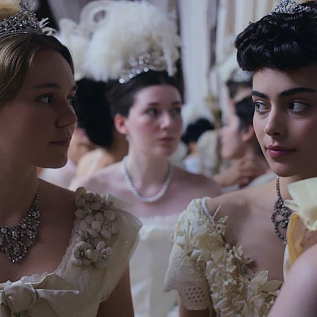 Las protagonistas de Las Bucaneras, preparadas para la gran cita social de la época, un baile.