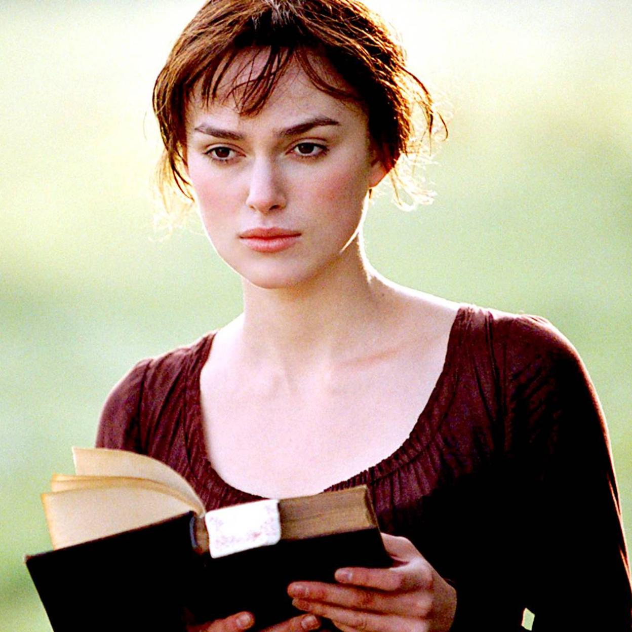 Keira Knightley como Elizabeth Bennet en la adaptación cinematográfica de la novela de Jane Austen, Orgullo y prejuicio.