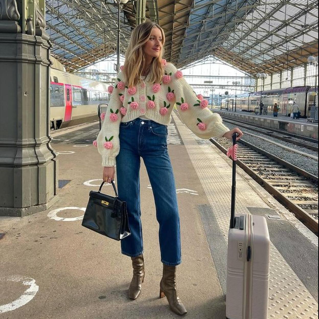 Un look con un cárdigan 3D.